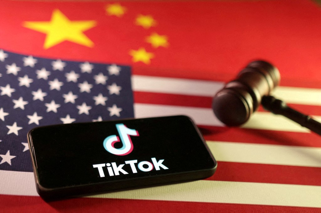 Tiktok Logo, USA and China Flags